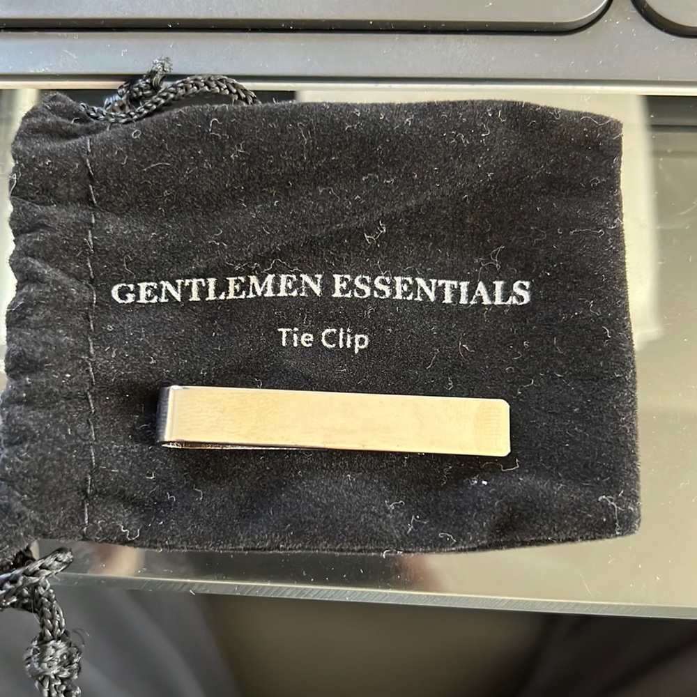 Simple tie clip